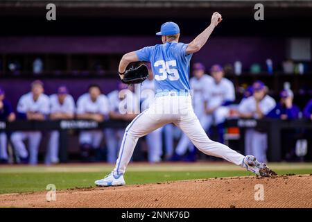 Greenville, North Carolina, Stati Uniti. 24th Feb, 2023. Il lanciatore Tar Heels della Carolina del Nord Max Carlson (35) inizia contro i pirati della Carolina dell'Est nel matchup di baseball NCAA al Clark Leclair Stadium di Greenville, NC. (Scott Kinser). Credit: csm/Alamy Live News Foto Stock