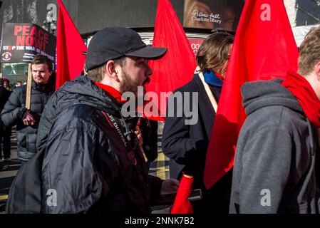 Comunisti, Campagna per il disarmo nucleare (CND) e dimostrazione della coalizione Stop the War che chiede la fine della guerra in Ucraina, Piccadilly Circus, , Foto Stock