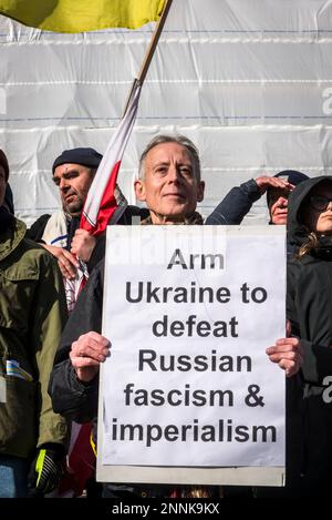 Contro-manifestanti pro-Ucraina guidati dal militante Peter Tatchell, Trafalgar Square, Londra, Regno Unito 25/02/2023 Foto Stock