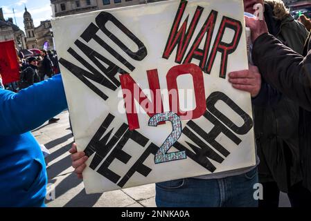 Cartellone pro-russo 'NATO No 2, Guerra NO2', Campagna per il disarmo nucleare (CND) e dimostrazione di coalizione Stop the War che chiede la fine della guerra Foto Stock