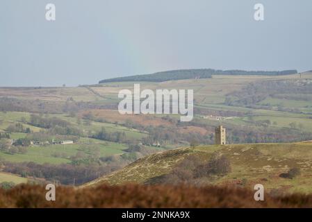 Rainbow sopra Boot's Folly, un monumento di Strines Reservoir, Bradfield Dale, Sheffield. Peak District, Derbyshire (Strines Tower / Sugworth Tower) Foto Stock