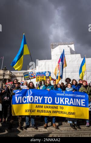 Contro-manifestanti pro-Ucraina guidati dal militante Peter Tatchell, Trafalgar Square, Londra, Regno Unito 25/02/2023 Foto Stock