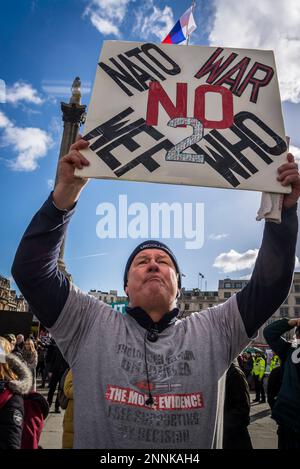 Cartellone pro-russo 'NATO No 2, Guerra NO2', Campagna per il disarmo nucleare (CND) e dimostrazione di coalizione Stop the War che chiede la fine della guerra Foto Stock