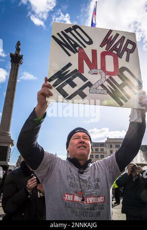 Cartellone pro-russo 'NATO No 2, Guerra NO2', Campagna per il disarmo nucleare (CND) e dimostrazione di coalizione Stop the War che chiede la fine della guerra Foto Stock