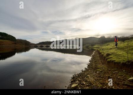 Litter Picker (Male/Man) raccolta di Litter nel Peak District National Park- presso Ladybower Reservoir, Derbyshire. Foto Stock