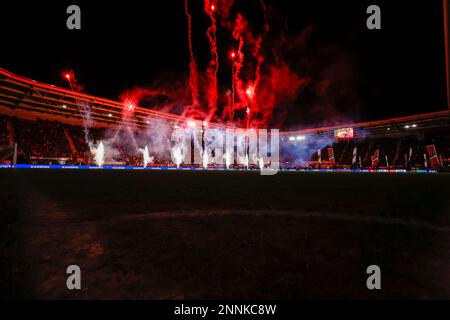 25-02-2023: Sport: AZ contro Cambuur ALKMAAR, PAESI BASSI - 25 FEBBRAIO: Spettacolo di luci prima della partita durante la partita Eredivie AZ Alkmaar e SC Cambuur Foto Stock