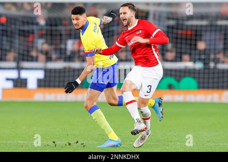 25-02-2023: Sport: AZ contro Cambuur ALKMAAR, PAESI BASSI - 25 FEBBRAIO: Bjorn Johnson (SC Cambuur) e Pantelis Hatzidiakos (AZ Alkmaar) durante la partita Foto Stock