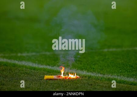 25-02-2023: Sport: AZ contro Cambuur ALKMAAR, PAESI BASSI - Febbraio 25: pyro al campo durante la partita Eredivie AZ Alkmaar e SC Foto Stock