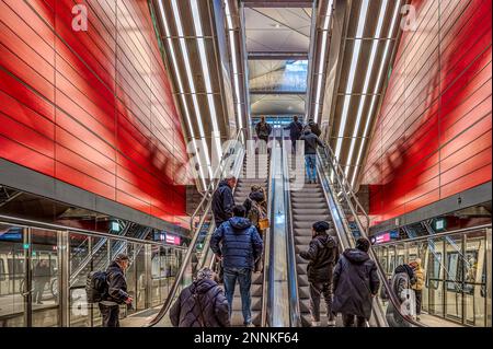 Scale mobili alla stazione della metropolitana della linea City Circle alla stazione Nørrebro di Copenaghen, febbraio 18, 2023 Foto Stock