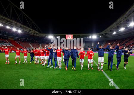 25-02-2023: Sport: AZ contro Cambuur ALKMAAR, PAESI BASSI - Febbraio 25: Giocatori di AZ Alkmaar dopo la partita durante la partita Eredivie AZ Alkmaar and Foto Stock