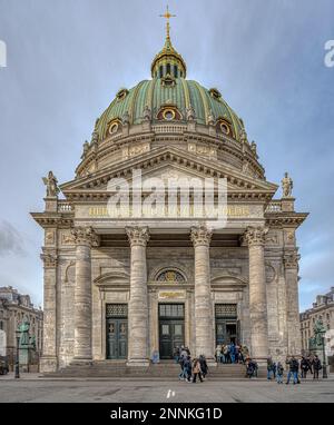 Persone di fronte alla Chiesa di marmo a Copenaghen, 18 febbraio 2023 Foto Stock