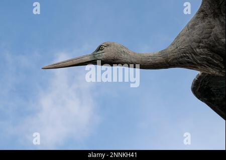 Una cicogna con un lungo picco a una fontana di cicogna ad Amagertorv, Copenaghen, 18 febbraio 2023 Foto Stock