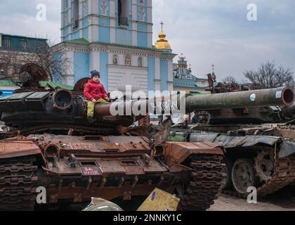 Kiev, Ucraina. 25th Feb, 2023. Un bambino siede sul cannone di un carro armato distrutto dalle forze armate ucraine a Kiev. Dopo un anno di guerra, la situazione rimane incerta. Città come Kyiv stanno riconquistando un'apparente normalità della vita quotidiana. (Credit Image: © Mario Coll/SOPA Images via ZUMA Press Wire) SOLO PER USO EDITORIALE! Non per USO commerciale! Foto Stock