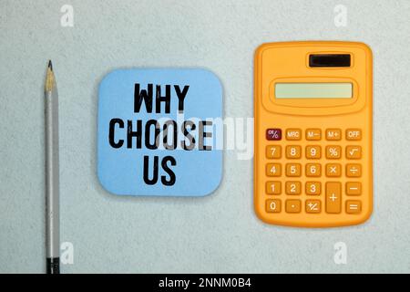 Testo per la scrittura di parole Perchè sceglierci domanda. Concetto di business per un elenco di vantaggi e svantaggi per selezionare il servizio di prodotto. Foto Stock