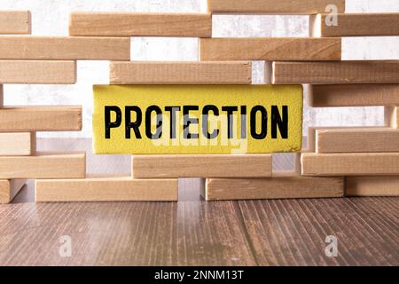 La parola DI PROTEZIONE su cubi di legno. Foto Stock