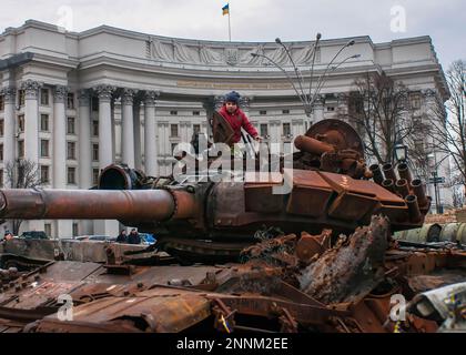 Kiev, Ucraina. 25th Feb, 2023. Un bambino sale su un carro armato distrutto dalle forze armate ucraine, a Kiev dopo un anno di guerra, la situazione rimane incerta. Città come Kyiv stanno riconquistando un'apparente normalità della vita quotidiana. (Credit Image: © Mario Coll/SOPA Images via ZUMA Press Wire) SOLO PER USO EDITORIALE! Non per USO commerciale! Foto Stock