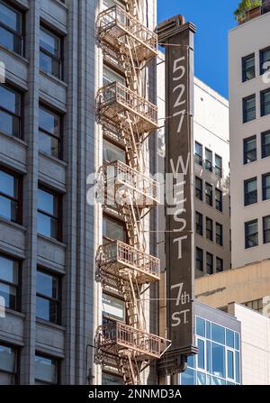 Un'immagine dell'insegna e della fuga d'incendio dell'edificio 527 West 7th Street. Foto Stock