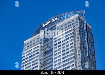 Un'immagine della sezione superiore dell'edificio della gas Company Tower o Deloitte, nel centro di Los Angeles. Foto Stock