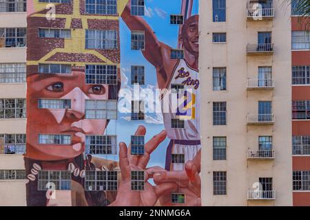 Un'immagine del murale dell'Angelus (a sinistra), creato nel 2017 da Robert Vargas. La parte destra, relativa a Kobe Bryant, è stata aggiunta in un momento successivo. Foto Stock