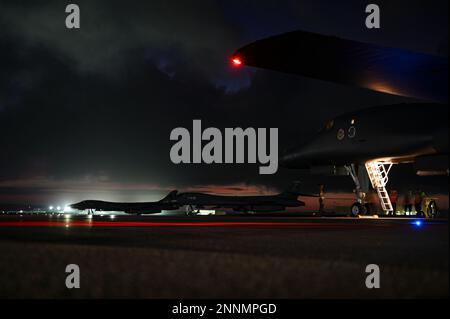 NEGLI STATI UNITI Air Force B-1B Lancer, assegnata al 34th° Squadrone Expeditionary Bomb, atterra presso la base dell'aeronautica militare Andersen, Guam, a sostegno di una missione Bomber Task Force, il 21 febbraio 2023. USINDOPACOM forza di lavoro, posizione militare, e operazioni onorano gli impegni di sicurezza degli Stati Uniti nella regione, consentendo di rispondere rapidamente a qualsiasi potenziale crisi o sfida in Indo-Pacifico.(USA Foto dell'Aeronautica militare di Rion Ehrman) Foto Stock