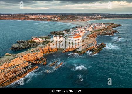 Veduta aerea della penisola Baleal vicino Peniche sulla costa occidentale del Portogallo Foto Stock