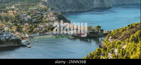 Pittoresca città di Assos sull'isola di Cefalonia, Mar Ionio, Grecia. Foto Stock