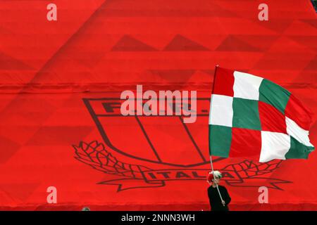 Roma, . 25th Feb, 2023. Roma, Italia 25.02.2023: Il sostenitore italiano Waves italia bandiere in stand nella Guinness sei Nazioni 2023 partita di rugby Italia vs Irlanda allo Stadio Olimpico il 25 febbraio 2023 a Roma. Credit: Independent Photo Agency/Alamy Live News Foto Stock