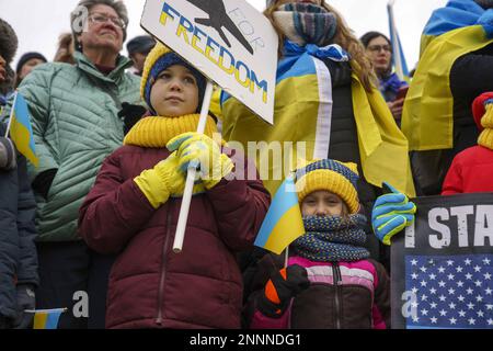 Washington, Stati Uniti. 25th Feb, 2023. Un giovane ragazzo mette la sua mano sul suo cuore mentre gli inni nazionali americani e ucraini sono cantati durante un raduno per celebrare il primo anniversario dell'invasione russa dell'Ucraina al Lincoln Memorial a Washington, DC Sabato, 25 febbraio 2023. La scorsa settimana, il presidente Joe Biden si è recato in Ucraina per incontrare il presidente ucraino Volodymr Zeleneksy per evidenziare il continuo sostegno degli Stati Uniti contro l'invasione della Russia. Foto di Bonnie Cash/UPI Credit: UPI/Alamy Live News Foto Stock