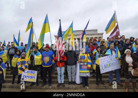 Washington, Stati Uniti. 25th Feb, 2023. I sostenitori e i membri della comunità Ucraina si riuniscono per celebrare il primo anniversario dell'invasione russa dell'Ucraina al Lincoln Memorial di Washington, DC sabato 25 febbraio 2023. La scorsa settimana, il presidente Joe Biden si è recato in Ucraina per incontrare il presidente ucraino Volodymr Zeleneksy per evidenziare il continuo sostegno degli Stati Uniti contro l'invasione della Russia. Foto di Bonnie Cash/UPI Credit: UPI/Alamy Live News Foto Stock