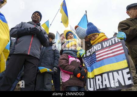 Washington, Stati Uniti. 25th Feb, 2023. I sostenitori e i membri della comunità Ucraina si riuniscono per celebrare il primo anniversario dell'invasione russa dell'Ucraina al Lincoln Memorial di Washington, DC sabato 25 febbraio 2023. La scorsa settimana, il presidente Joe Biden si è recato in Ucraina per incontrare il presidente ucraino Volodymr Zeleneksy per evidenziare il continuo sostegno degli Stati Uniti contro l'invasione della Russia. Foto di Bonnie Cash/UPI Credit: UPI/Alamy Live News Foto Stock