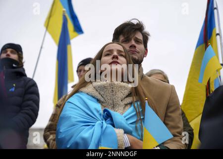 Washington, Stati Uniti. 25th Feb, 2023. Una coppia emotiva si guarda durante un rally per celebrare il primo anniversario dell'invasione russa dell'Ucraina al Lincoln Memorial di Washington, DC sabato 25 febbraio 2023. La scorsa settimana, il presidente Joe Biden si è recato in Ucraina per incontrare il presidente ucraino Volodymr Zeleneksy per evidenziare il continuo sostegno degli Stati Uniti contro l'invasione della Russia. Foto di Bonnie Cash/UPI Credit: UPI/Alamy Live News Foto Stock