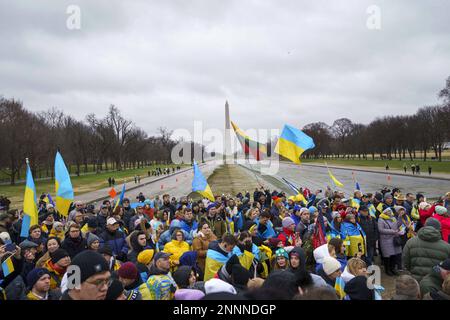 Washington, Stati Uniti. 25th Feb, 2023. I sostenitori e i membri della comunità Ucraina si riuniscono per celebrare il primo anniversario dell'invasione russa dell'Ucraina al Lincoln Memorial di Washington, DC sabato 25 febbraio 2023. La scorsa settimana, il presidente Joe Biden si è recato in Ucraina per incontrare il presidente ucraino Volodymr Zeleneksy per evidenziare il continuo sostegno degli Stati Uniti contro l'invasione della Russia. Foto di Bonnie Cash/UPI Credit: UPI/Alamy Live News Foto Stock