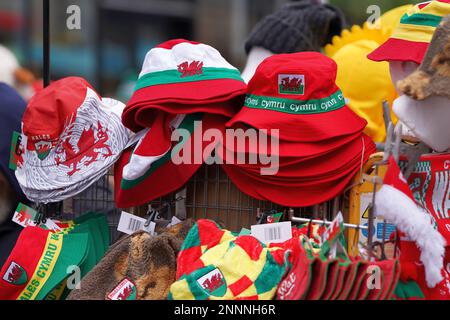 I cimeli del Galles contro l'Inghilterra sono in vendita a Cardiff prima del gioco di rugby delle sei nazioni. Foto Stock