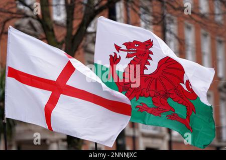 Bandiere nazionali del Galles e dell'Inghilterra a Cardiff prima del gioco di rugby delle sei nazioni. Foto Stock