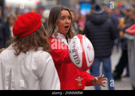 Gli appassionati di Galles e Inghilterra si godono l'atmosfera di Cardiff prima della partita di rugby delle sei nazioni. Foto Stock