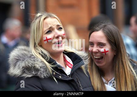 Gli appassionati di Galles e Inghilterra si godono l'atmosfera di Cardiff prima della partita di rugby delle sei nazioni. Foto Stock