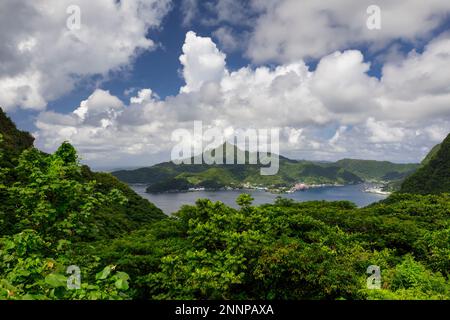 Una vista aerea del Porto di Pago Pago e del Monte Matafau in una giornata di sole con molte nuvole. Isola di Tutuila, Samoa Americane Foto Stock
