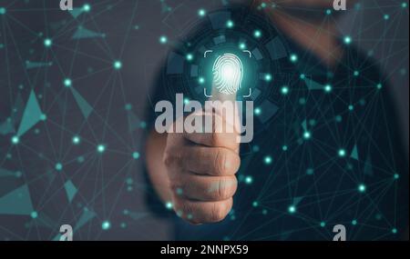 Concetto di sicurezza e identità. Uomo d'affari che usa i pollici fino a toccare il sistema di scansione delle impronte digitali. Sblocco tramite impronta digitale. Tecnologia scanner di impronte digitali Foto Stock