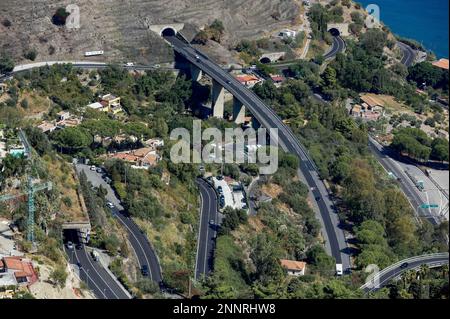 Diverse autostrade e strade di campagna si intersecano a Taormina, Provincia di Messina, Sicilia, Italia Foto Stock