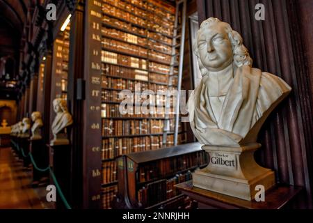 Busti nella Long Room, la vecchia biblioteca del Trinity College, Università, Dublino, Repubblica d'Irlanda Foto Stock