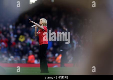 Cardiff, Regno Unito. 25th Feb, 2023. Katherine Jenkins, la cantante d'opera gallese di mezzo soprano suona prima del gioco. Partita del campionato 2023 Guinness Six Nations, Galles/Inghilterra al Principato Stadium di Cardiff sabato 25th febbraio 2023. pic di Andrew Orchard/Andrew Orchard SPORTS photography/Alamy Live News Credit: Andrew Orchard SPORTS photography/Alamy Live News Foto Stock