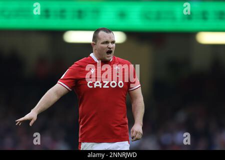 Cardiff, Regno Unito. 25th Feb, 2023. Ken Owens of Wales guarda su. Partita del campionato 2023 Guinness Six Nations, Galles/Inghilterra al Principato Stadium di Cardiff sabato 25th febbraio 2023. pic di Andrew Orchard/Andrew Orchard SPORTS photography/Alamy Live News Credit: Andrew Orchard SPORTS photography/Alamy Live News Foto Stock