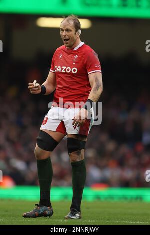 Cardiff, Regno Unito. 25th Feb, 2023. Alun Wyn Jones del Galles guarda su. Partita del campionato 2023 Guinness Six Nations, Galles/Inghilterra al Principato Stadium di Cardiff sabato 25th febbraio 2023. pic di Andrew Orchard/Andrew Orchard SPORTS photography/Alamy Live News Credit: Andrew Orchard SPORTS photography/Alamy Live News Foto Stock