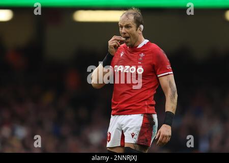 Cardiff, Regno Unito. 25th Feb, 2023. Alun Wyn Jones del Galles guarda su. Partita del campionato 2023 Guinness Six Nations, Galles/Inghilterra al Principato Stadium di Cardiff sabato 25th febbraio 2023. pic di Andrew Orchard/Andrew Orchard SPORTS photography/Alamy Live News Credit: Andrew Orchard SPORTS photography/Alamy Live News Foto Stock