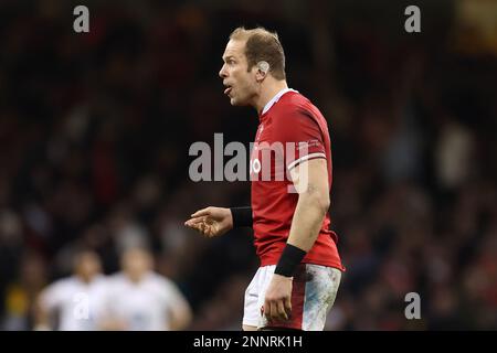 Cardiff, Regno Unito. 25th Feb, 2023. Alun Wyn Jones del Galles guarda su. Partita del campionato 2023 Guinness Six Nations, Galles/Inghilterra al Principato Stadium di Cardiff sabato 25th febbraio 2023. pic di Andrew Orchard/Andrew Orchard SPORTS photography/Alamy Live News Credit: Andrew Orchard SPORTS photography/Alamy Live News Foto Stock