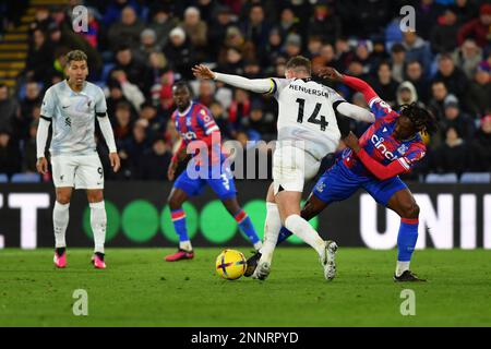 Londra, Regno Unito. 25th Feb, 2023. Eberechi Eze del Crystal Palace FC e Jordan Henderson del Liverpool FC Challenge durante la partita della Premier League tra Crystal Palace e Liverpool a Selhurst Park, Londra, Inghilterra il 25 febbraio 2023. Foto di Phil Hutchinson. Solo per uso editoriale, licenza richiesta per uso commerciale. Non è utilizzabile nelle scommesse, nei giochi o nelle pubblicazioni di un singolo club/campionato/giocatore. Credit: UK Sports Pics Ltd/Alamy Live News Foto Stock