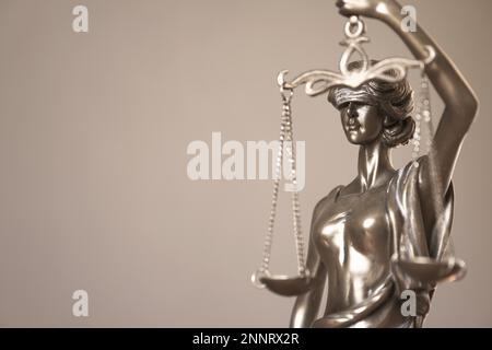 lady justice o justitia - particolare della statua di bronzo cieca o cieca che regge scale di equilibrio - giurisprudenza e simbolo di imparzialità - Foto Stock