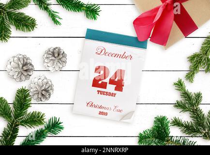 Vista superiore del nastrino a strappo sul Calendario Dicembre 24 la vigilia di Natale 2019 su bianco tavolo in legno Foto Stock