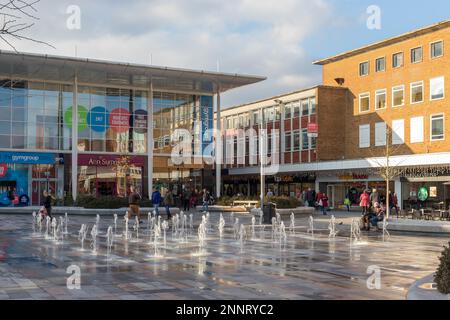 CRAWLEY, WEST SUSSEX/UK - NOVEMBRE 21 : Vista della piazza principale di Crawley West Sussex il 21 Novembre 2018. Persone non identificate Foto Stock