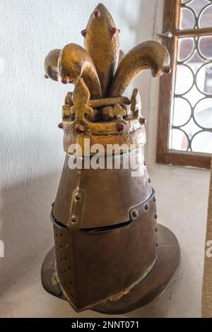 Crusca, Transilvania/ROMANIA - 20 settembre : vista di un cavaliere del casco nel Castello di Dracula in Transilvania di crusca di Romania il 20 settembre, 2018 Foto Stock